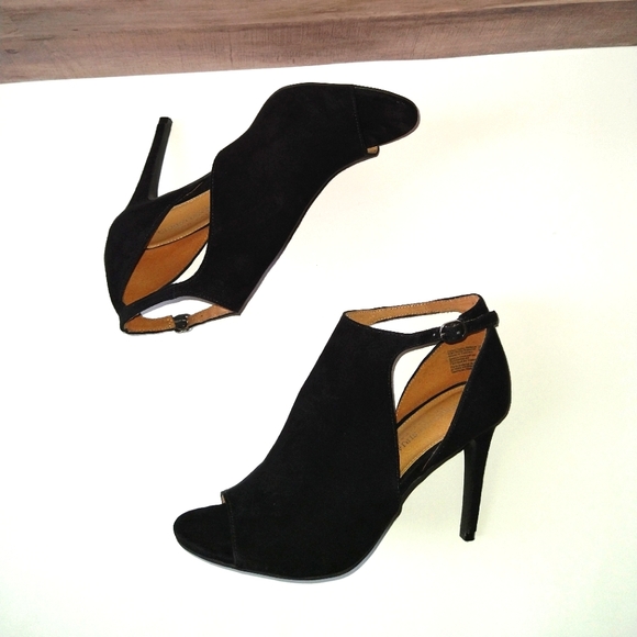 Christian Siriano Ivy Hooded Peep Toe Black Pumps - Picture 6 of 11